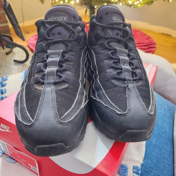 Mens Air Max 95 Essentials - Picture 3 of 11